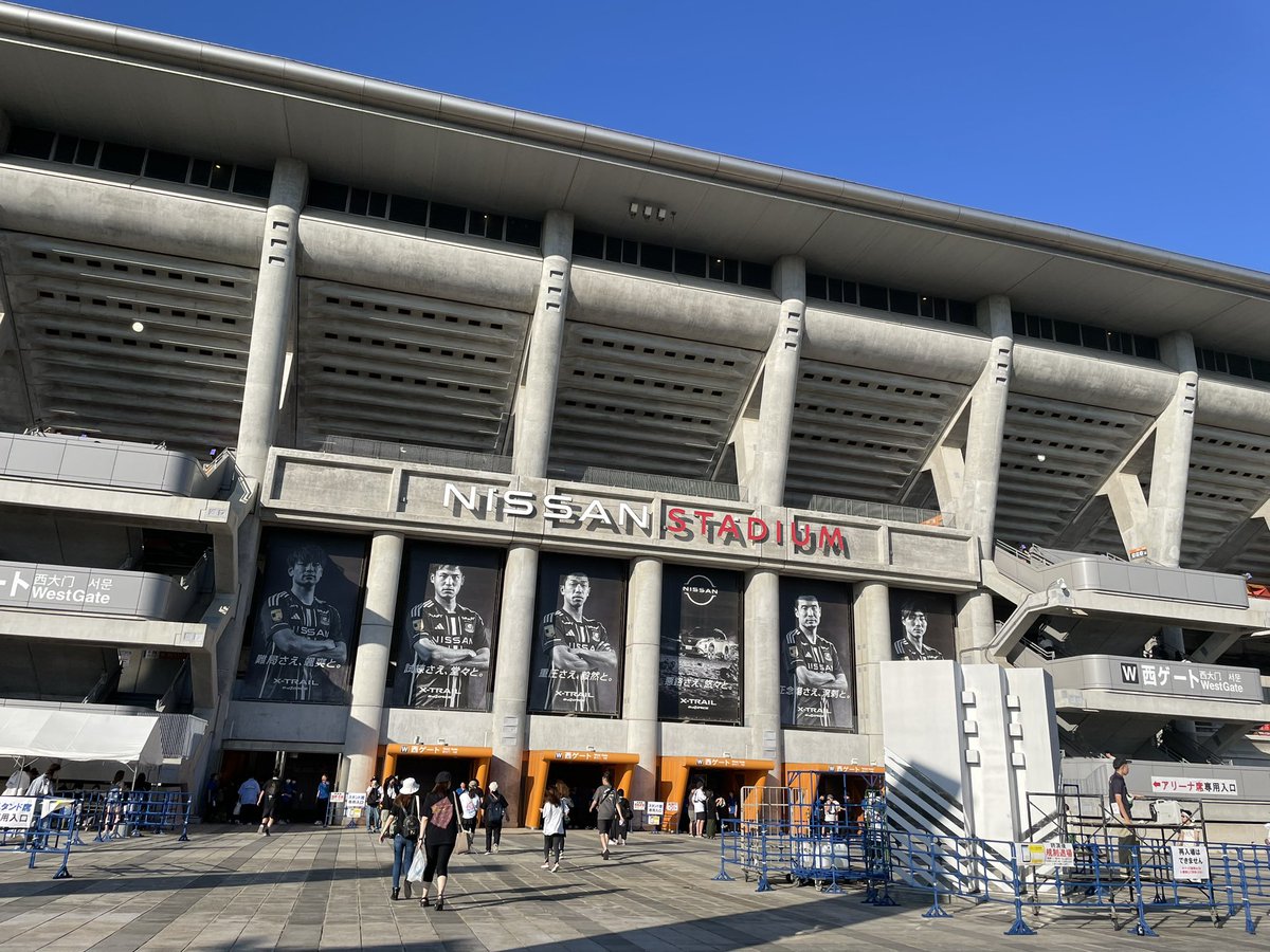 a9hrn54's tweet photo. 日産スタジアム1日目！在るべき形が始まる前の彰さんのギターでうるうるして、曲が始まる前に涙が流れるのはもう安定🥴大好きなTHEORYを聴きながら見る花火は最高でした💕あっとゆうまに過ぎた3時間で、大好きが溢れる1日になりましたとさっ🔥 https://t.co/kFANcyltQS