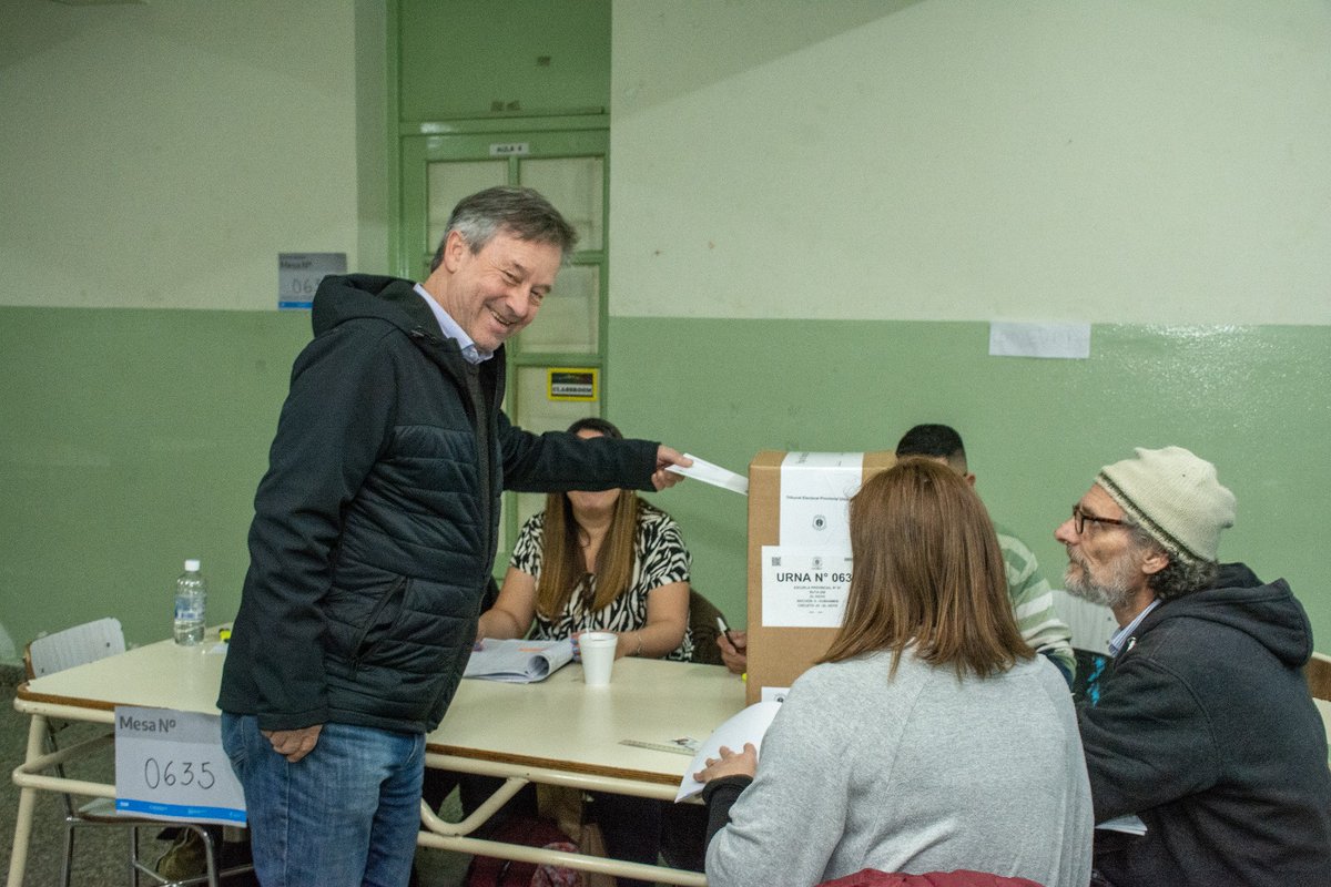 A 40 años de democracia es una alegría inmensa estar votando acá en mi pueblo, acompañado de la familia y de cada vecino y vecina. 

#TenemosFuturo💙