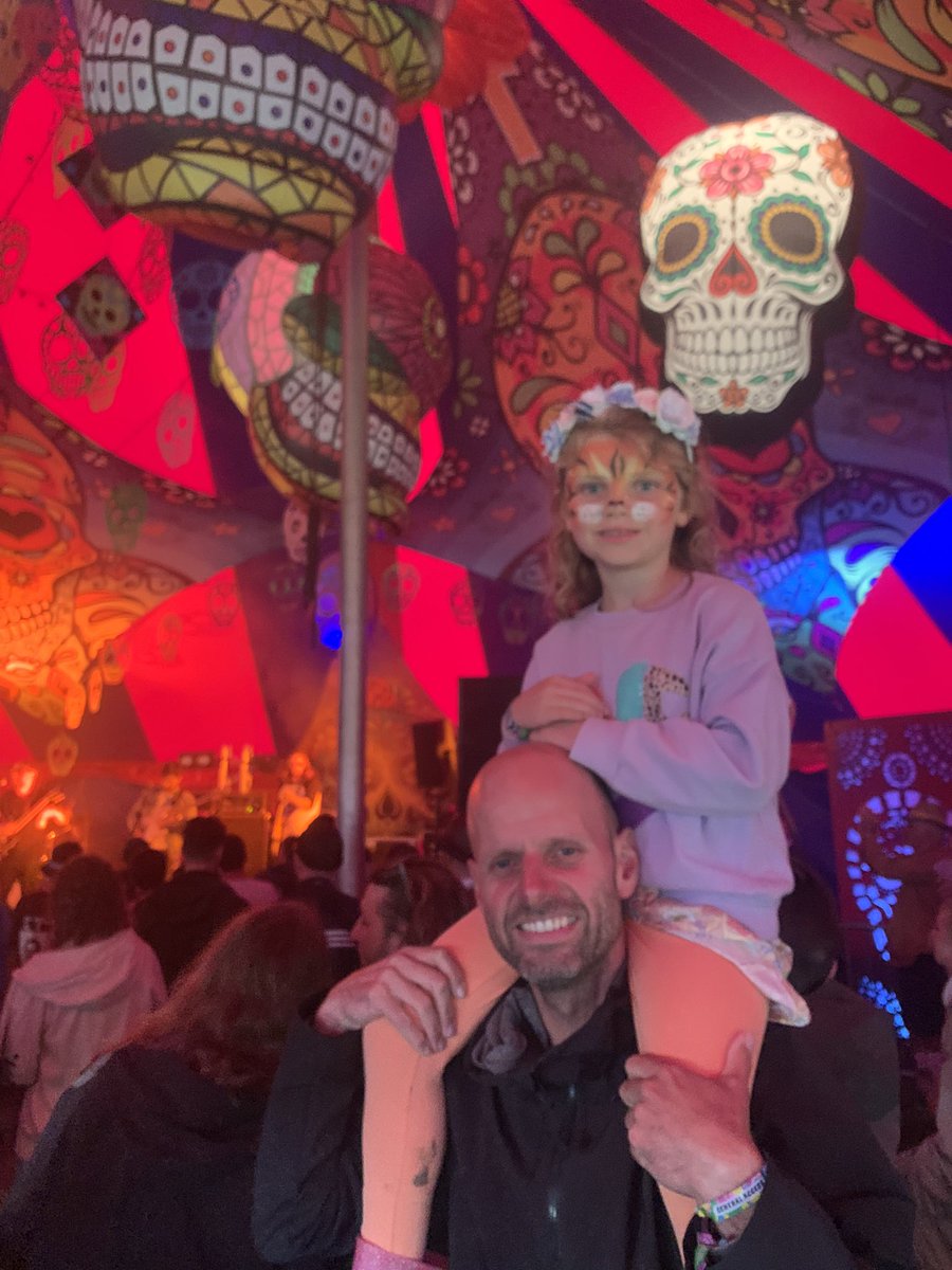 cpwatson13's tweet photo. Saturday night @KendalCalling watching @theheavynorth absolutely smash it. Topped off by @Kenny_THN giving Maggie the set list. Made her day, Thank You. https://t.co/rZI9FYmqu0