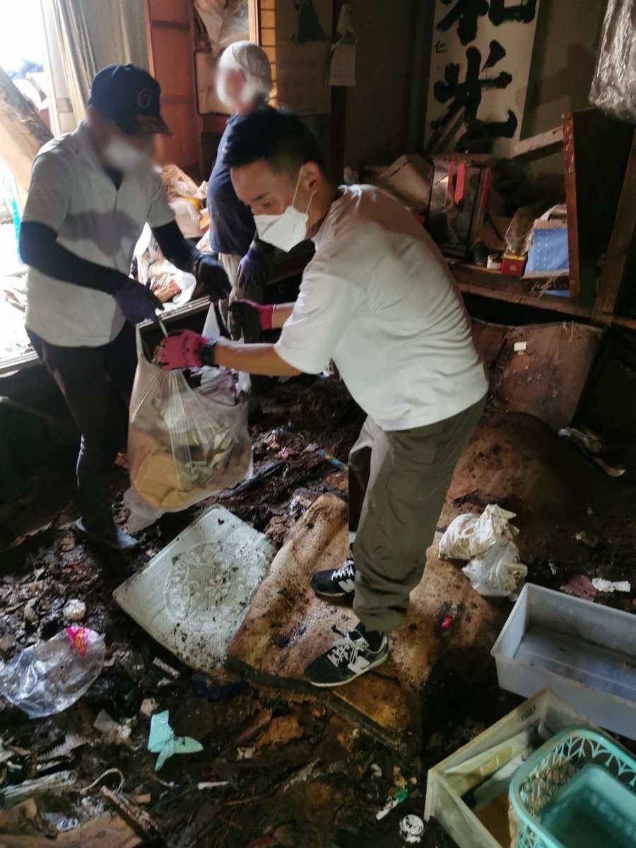 yamamototaro0's tweet photo. ①【見えにくい災害・秋田】
記録的大雨による発災から2週間。

視察・調査のため昨日（7月29日）、
秋田県（秋田市内中心部、大平川原地区、五城目町）を訪れた。

（写真：内水氾濫で浸水した住居の家財道具を搬出する様子）

秋田市は住宅の浸水被害を3万2000世帯と想定。
職員200人体制で調査を行なっており、7月27日めどに実際の被害世帯数、状況をとりまとめるとされた。
（ 秋田市の大雨、避難なお100人 住宅被害は最大3万2千世帯：東京新聞 TOKYO Web https://t.co/BedSS0aRJR ）

一方で、秋田県の公表では、
29日午前時点で、住宅被害は3,648件。
（ 被害報第15報 (https://t.co/rLUzTQy2GE) https://t.co/VT8Ee7rqG4 ）

はっきり言えば実態調査が間に合っていない。
秋田だけの努力では厳しいのだ。もちろん応援の他県職員も入っているだろうが、
200人を2−3人のチームに分かれ地域を回って、被害の実態がわかるのはいつだろうか。

被害状況が見えなければ必要な支援の内容や規模、その道筋をつけることも難しい。
だからこそ迅速に正確で深い調査が行えるよう、被災自治体を支えていただきたい。

@kishida230 @kantei @Kantei_Saigai
