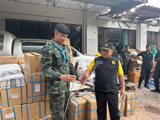 huang_huixian's tweet photo. 'ในหลวง' ทรงฯรับผู้ป่วย10 ราย โกดังพลุระเบิด เป็นผู้ป่วยในพระบรมราชานุเคราะห์

‘ในหลวง’ ทรงฯรับผู้ป่วย10รายจากเหตุโกดังพลุระเบิดนราธิวาส เป็นผู้ป่วยในพระบรมราชานุเคราะห์ ด้านจังหวัดเร่งแจงสรุป-สำรวจ-เยียวยาความเสียหาย ขณะที่ ‘มท.’ สั่งด่วน ‘นายอำเภอทั่วไทย’ เข้มสแกนโกดัง-อาคารลักลอบเก็บดอกไม้เพลิง สรุปยอดล่าสุด เสียชีวิต12ราย ผู้เสียหาย492ราย
30ก.ค.2566 นายแมนรัตน์ รัตนสุคนธ์ อธิบดีกรมการปกครอง กระทรวงมหาดไทย เปิดเผยว่า ในวันนี้ ตนได้ลงนามในโทรสารสั่งการนายอำเภอทั้ง 878 อำเภอทั่วประเทศ ถึงกรณีที่ได้เกิดเหตุเพลิงไหม้โกดังเก็บสินค้าซึ่งเจ้าของได้ลักลอบนำดอกไม้เพลิงมาเก็บไว้บริเวณบ้านมูโนะ หมู่ที่ 1 ตำบลมูโนะ อำเภอสุไหงโก-ลก จังหวัดนราธิวาส ซึ่งแรงระเบิดเป็นเหตุให้มีผู้เสียชีวิตและบาดเจ็บเป็นจำนวนมาก นับเป็นเหตุการณ์ในลักษณะเดียวกันที่เกิดขึ้นในพื้นที่จังหวัดเชียงใหม่ในช่วงสัปดาห์ที่ผ่านมา

"พระบาทสมเด็จพระเจ้าอยู่หัว ทรงพระกรุณาโปรดเกล้าฯ รับผู้ป่วย 10 รายเป็นผู้ป่วยในพระบรมราชานุเคราะห์ และทางจังหวัดได้ขอรับพระราชทานโรงครัวพระราชทาน ประกอบอาหารเลี้ยง และได้รับการสนับสนุนโรงครัวจากเหล่ากาชาดจังหวัดนราธิวาส และโรงครัวทหาร ร่วมประกอบอาหารเลี้ยง รวมจำนวนมื้อละ 1,500 ชุด วันละ 3 มื้อ เป็นประจำทุกวัน และมีผู้บริจาคเงิน สิ่งของ น้ำดื่มและข้าวกล่อง เสื้อผ้า จำนวน 74 ราย และในด้านการสำรวจความเสียหาย ทางจังหวัดนราธิวาสได้บูรณาการจัดชุดเจ้าหน้าที่ช่าง ผู้นำในพื้นที่ และเจ้าหน้าที่ อบต. ลงพื้นที่ตรวจสอบข้อมูลบ้านเรือนเสียหาย จำนวน 7 ชุด คาดว่าจะสำรวจแล้วเสร็จภายในวันนี้ นอกจากนี้ยังได้สั่งการส่วนราชการที่เกี่ยวข้อง ปฏิบัติหน้าที่ตามภารกิจที่ทางจังหวัดได้มอบหมายอย่างเต็มกำลังความสามารถ เพื่อดูแลพี่น้องประชาชนให้สามารถดำรงชีวิตได้อย่างเป็นปกติสุขโดยเร็ว รวมทั้งจะได้มีการเปิดบัญชีรับบริจาคเงินช่วยเหลือเพื่อสร้างบ้านแก่ผู้ประสบภัยต่อไป" นายสนั่น กล่าว