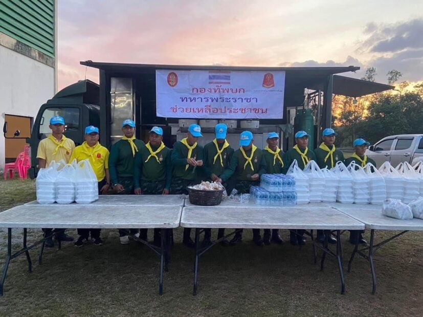 huang_huixian's tweet photo. 'ในหลวง' ทรงฯรับผู้ป่วย10 ราย โกดังพลุระเบิด เป็นผู้ป่วยในพระบรมราชานุเคราะห์

‘ในหลวง’ ทรงฯรับผู้ป่วย10รายจากเหตุโกดังพลุระเบิดนราธิวาส เป็นผู้ป่วยในพระบรมราชานุเคราะห์ ด้านจังหวัดเร่งแจงสรุป-สำรวจ-เยียวยาความเสียหาย ขณะที่ ‘มท.’ สั่งด่วน ‘นายอำเภอทั่วไทย’ เข้มสแกนโกดัง-อาคารลักลอบเก็บดอกไม้เพลิง สรุปยอดล่าสุด เสียชีวิต12ราย ผู้เสียหาย492ราย
30ก.ค.2566 นายแมนรัตน์ รัตนสุคนธ์ อธิบดีกรมการปกครอง กระทรวงมหาดไทย เปิดเผยว่า ในวันนี้ ตนได้ลงนามในโทรสารสั่งการนายอำเภอทั้ง 878 อำเภอทั่วประเทศ ถึงกรณีที่ได้เกิดเหตุเพลิงไหม้โกดังเก็บสินค้าซึ่งเจ้าของได้ลักลอบนำดอกไม้เพลิงมาเก็บไว้บริเวณบ้านมูโนะ หมู่ที่ 1 ตำบลมูโนะ อำเภอสุไหงโก-ลก จังหวัดนราธิวาส ซึ่งแรงระเบิดเป็นเหตุให้มีผู้เสียชีวิตและบาดเจ็บเป็นจำนวนมาก นับเป็นเหตุการณ์ในลักษณะเดียวกันที่เกิดขึ้นในพื้นที่จังหวัดเชียงใหม่ในช่วงสัปดาห์ที่ผ่านมา

"พระบาทสมเด็จพระเจ้าอยู่หัว ทรงพระกรุณาโปรดเกล้าฯ รับผู้ป่วย 10 รายเป็นผู้ป่วยในพระบรมราชานุเคราะห์ และทางจังหวัดได้ขอรับพระราชทานโรงครัวพระราชทาน ประกอบอาหารเลี้ยง และได้รับการสนับสนุนโรงครัวจากเหล่ากาชาดจังหวัดนราธิวาส และโรงครัวทหาร ร่วมประกอบอาหารเลี้ยง รวมจำนวนมื้อละ 1,500 ชุด วันละ 3 มื้อ เป็นประจำทุกวัน และมีผู้บริจาคเงิน สิ่งของ น้ำดื่มและข้าวกล่อง เสื้อผ้า จำนวน 74 ราย และในด้านการสำรวจความเสียหาย ทางจังหวัดนราธิวาสได้บูรณาการจัดชุดเจ้าหน้าที่ช่าง ผู้นำในพื้นที่ และเจ้าหน้าที่ อบต. ลงพื้นที่ตรวจสอบข้อมูลบ้านเรือนเสียหาย จำนวน 7 ชุด คาดว่าจะสำรวจแล้วเสร็จภายในวันนี้ นอกจากนี้ยังได้สั่งการส่วนราชการที่เกี่ยวข้อง ปฏิบัติหน้าที่ตามภารกิจที่ทางจังหวัดได้มอบหมายอย่างเต็มกำลังความสามารถ เพื่อดูแลพี่น้องประชาชนให้สามารถดำรงชีวิตได้อย่างเป็นปกติสุขโดยเร็ว รวมทั้งจะได้มีการเปิดบัญชีรับบริจาคเงินช่วยเหลือเพื่อสร้างบ้านแก่ผู้ประสบภัยต่อไป" นายสนั่น กล่าว