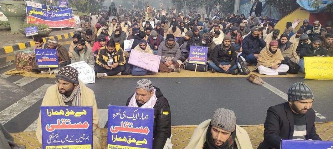 m_aqeelazad's tweet photo. #RegulariseSSEsAndAEOs 
#regularization_policy_2023 
جس معاشرے میں اساتذہ کو ان کا حق لینے کے لئے کئی سالوں سڑکوں پر کئی کئی روز احتجاج کرنا پڑے مگر پھر بھی ان کو ان کے حقوق نہ ملیں اس قوم کا خدا حافظ ہے
@CMShehbaz @MaryamNSharif @MohsinnaqviC42 @RehmanB94181810 @PeaMuzaffargarh https://t.co/Pav6SkO350