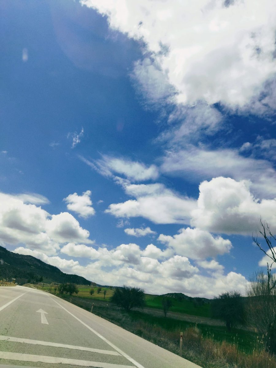 b06568cdaea641d's tweet photo. Bir kırlangıç bir su birikintisi bir parça gök.
Bir şiirden düşmüş olmalı bunlar.

Böyle diyordu yoldan geçen biri.

İlhan Berk https://t.co/kUgcmVtuBI