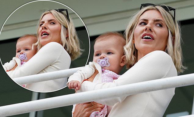 Mollie King dotes on daughter as she watches Stuart Broad at The Oval trib.al/XMv5RNk