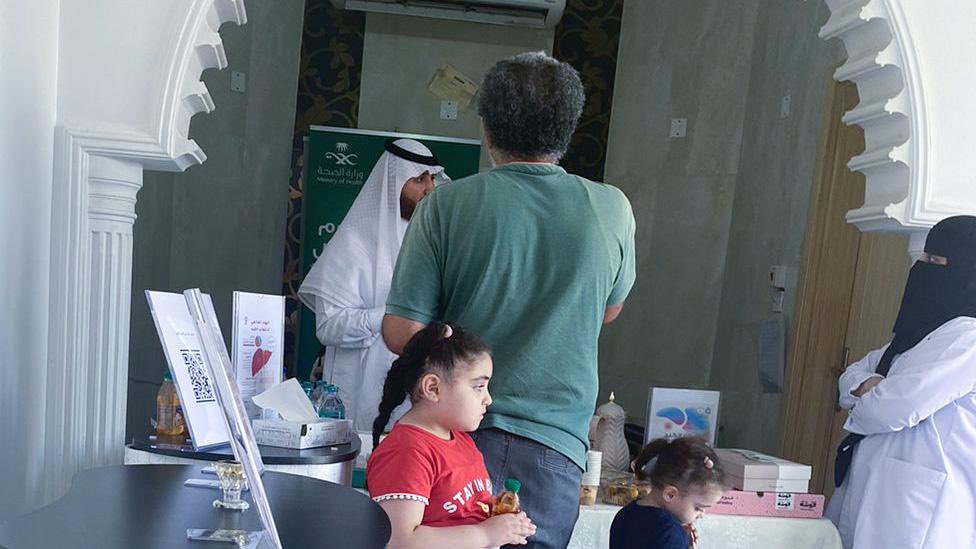Cluster2_Riyadh's tweet photo. شرح ضرورة المحافظة على طرق الوقاية لتجنب انتقال الفيروس من الشخص المصاب للغير، والتوعية عن الأنواع وطرق الكشف في مركز صحي المروج تفاعلاً مع #اليوم_العالمي_لالتهاب_الكبد_الفيروسي

#تجمع_الرياض_الصحي_الثاني https://t.co/cy4DkVDb47