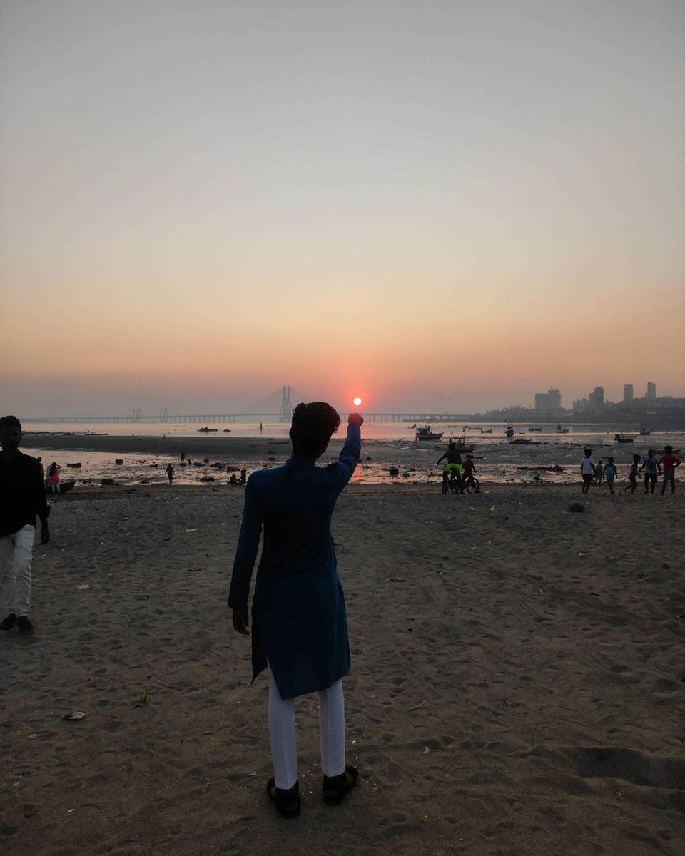 ❤️ SUNDOWN🌅😊📸
.
.
.
@mk_shaikh050503 #mkshaikh #newpost #post #picoftheday #sun #light #sunlight🌞 #sunlightphotography  #mahim #beach #water #very #cool #niceday☀️ #evening #sealink #bandrawarlisealink #sceen #eveningtime #happy #coolfeel  #kurtapajama  #mousam #loveyouall❤️