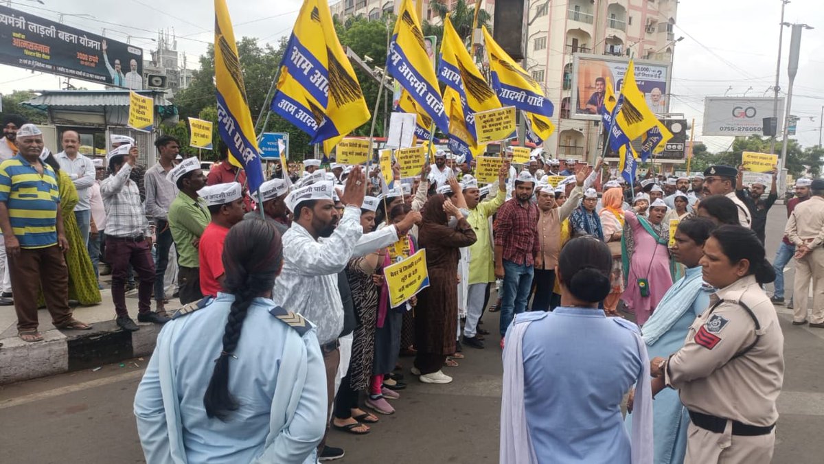 AAPMPOfficial's tweet photo. बेटियों का संरक्षण न कर सके जो सरकार
उसको सत्ता में बने रहने का नहीं है अधिकार
मैहर में 11 साल की नाबालिग बच्ची के साथ हुई दर्दनाक घटना से स्तब्ध होकर 'आम आदमी पार्टी' का प्रदेश भर में विरोध प्रदर्शन।
Location : Bhopal
#SaveMP #AAPWithMadhyaPradesh https://t.co/IOqOvjePZQ