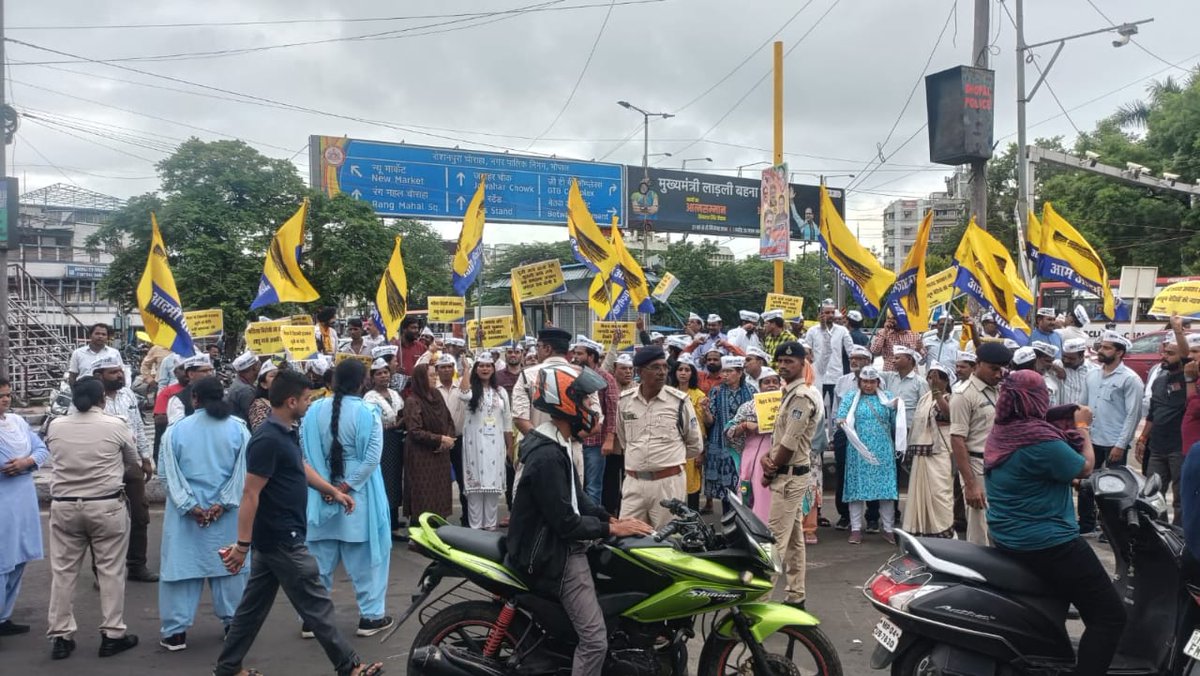 AAPMPOfficial's tweet photo. बेटियों का संरक्षण न कर सके जो सरकार
उसको सत्ता में बने रहने का नहीं है अधिकार
मैहर में 11 साल की नाबालिग बच्ची के साथ हुई दर्दनाक घटना से स्तब्ध होकर 'आम आदमी पार्टी' का प्रदेश भर में विरोध प्रदर्शन।
Location : Bhopal
#SaveMP #AAPWithMadhyaPradesh https://t.co/IOqOvjePZQ