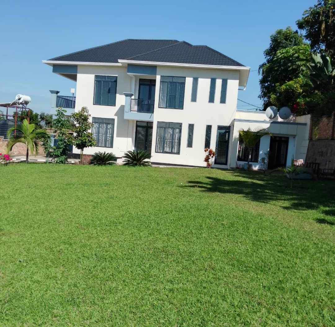 NICE HOUSE LISTED FOR SALE AT KIMIRONKO NEARBY AZAM(KIGALI/RWANDA)

Price: 230M($195,807)
Plot size:2000 sqm
Descriptions: 
* 9 bedrooms
* 6 bathrooms
*sitting and dining room
*modern kitchen
*stock
*outside quarters
*nice parking

Contacts:+250780641757
rwandarealtor.com