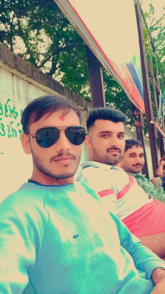 ketanjadav41's tweet photo. સંબંધો રજા પર ન ઉતારવા જોઈએ...  પણ મળીએ ત્યારે રવિવારની મોકળાશ જરૂર અનુભવાવી જોઈએ... #FriendsForever #sundayvibes https://t.co/h6BU6OcLFG