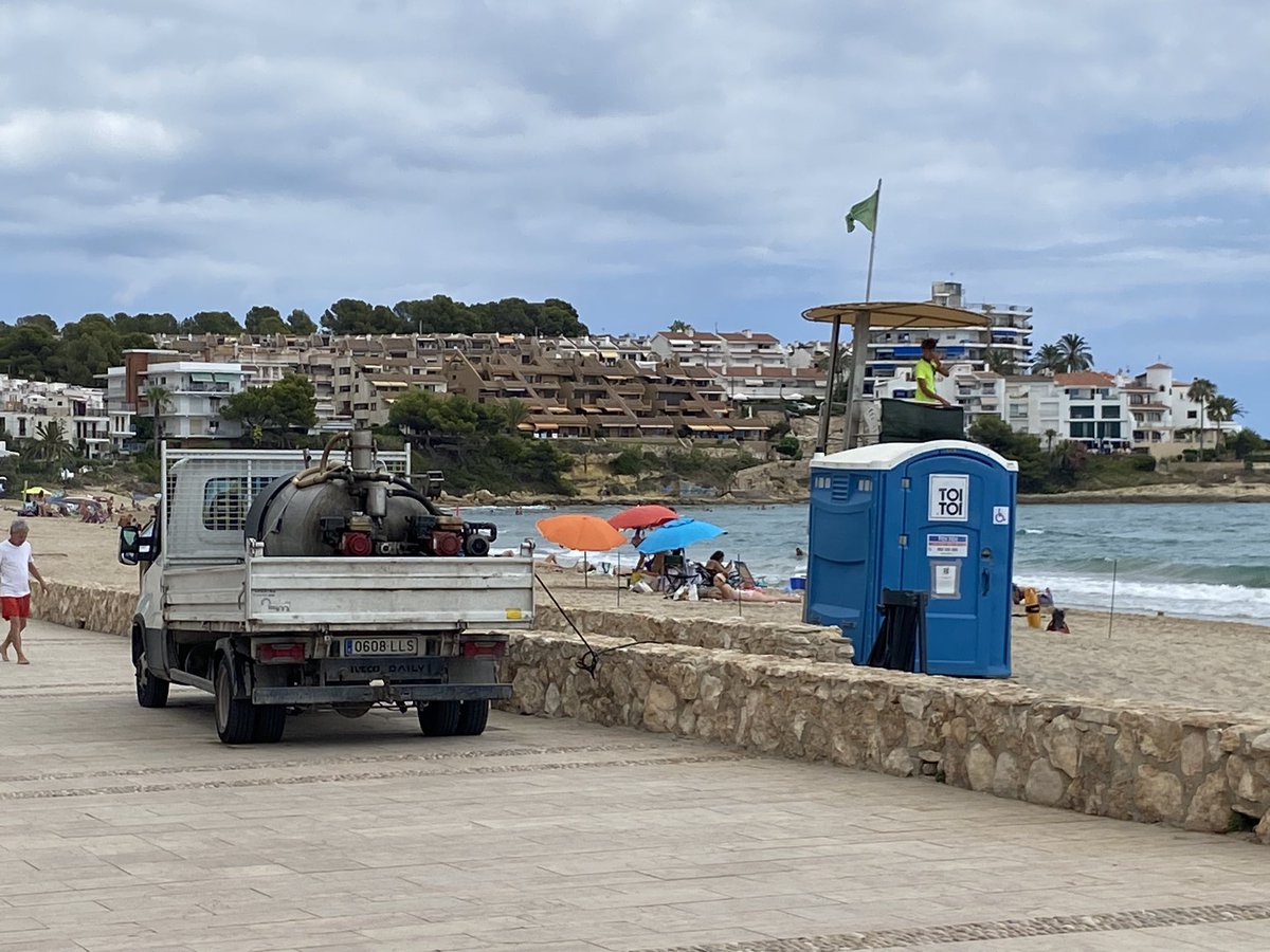 Hola <a href="/ajAltafulla/">Ajuntament d'Altafulla</a>. No son hores de netejar el WC Toi-Toi (15h). Cada dia els que vivim aprop estem menjant i l’olor putrefacte durant la neteja no ens deixa acabar de dinar. Abans aquesta neteja es feia de matinada. Per què ara es fa en horari diürn?