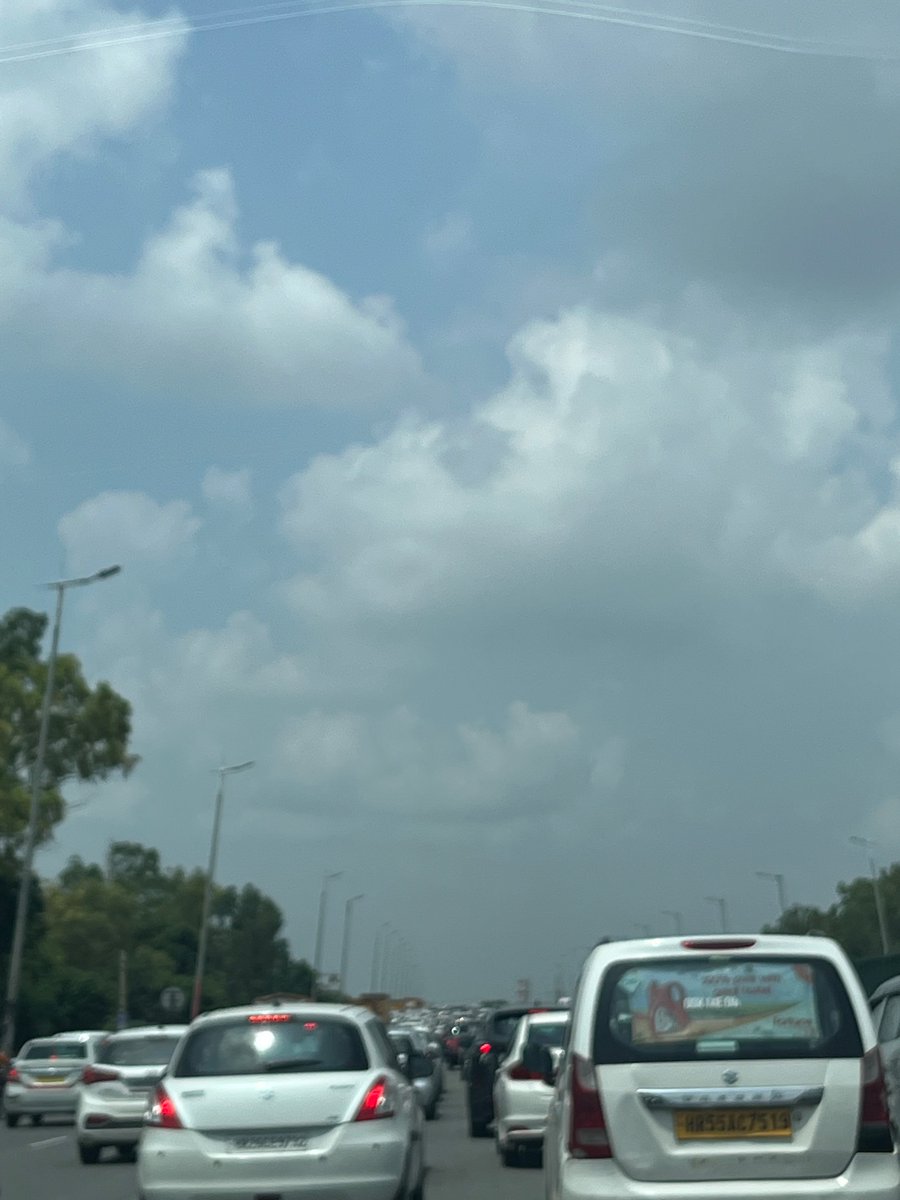 lavtotalk's tweet photo. Where are the roads, houses, schools, hospitals, for tax payers?

They are in lands behind empty DLF buildings or Roadside ahattas or garbage heaps or traffic 

#stopbreakingourcities 
@OfficialGMDA @MunCorpGurugram @namo https://t.co/hLegOoa63f