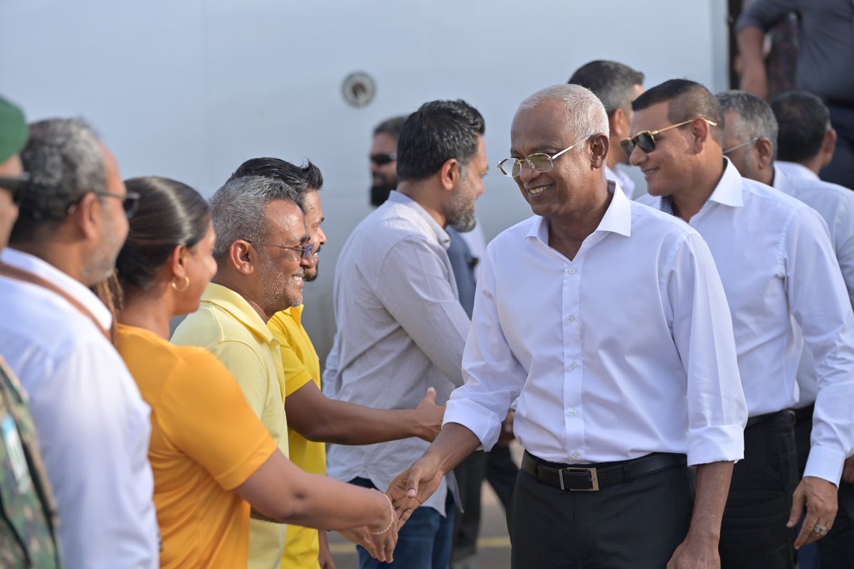 MDPSecretariat's tweet photo. ރިޔާސީ އިންތިޚާބުގެ ކެމްޕެއިންއަށް އެމްޑީޕީގެ ރިޔާސީ ކެންޑިޑޭޓް ރައީސް އިބްރާހީމް މުޙައްމަދު ޞާލިޙް ފުވައްމުލަކު ސިޓީއަށް ވަޑައިގަތުމުން، ގިނަ އަދަދެއްގެ ރައްޔިތުން ނިކުމެ ވަރަށް ހޫނޫ މަރުޚަބާއެއް ދަންނަވައިފި.

 #Ibu2023 
#VoteMDP
 #UfaaveriAmaanRaajje https://t.co/9Mf0T7j8jy