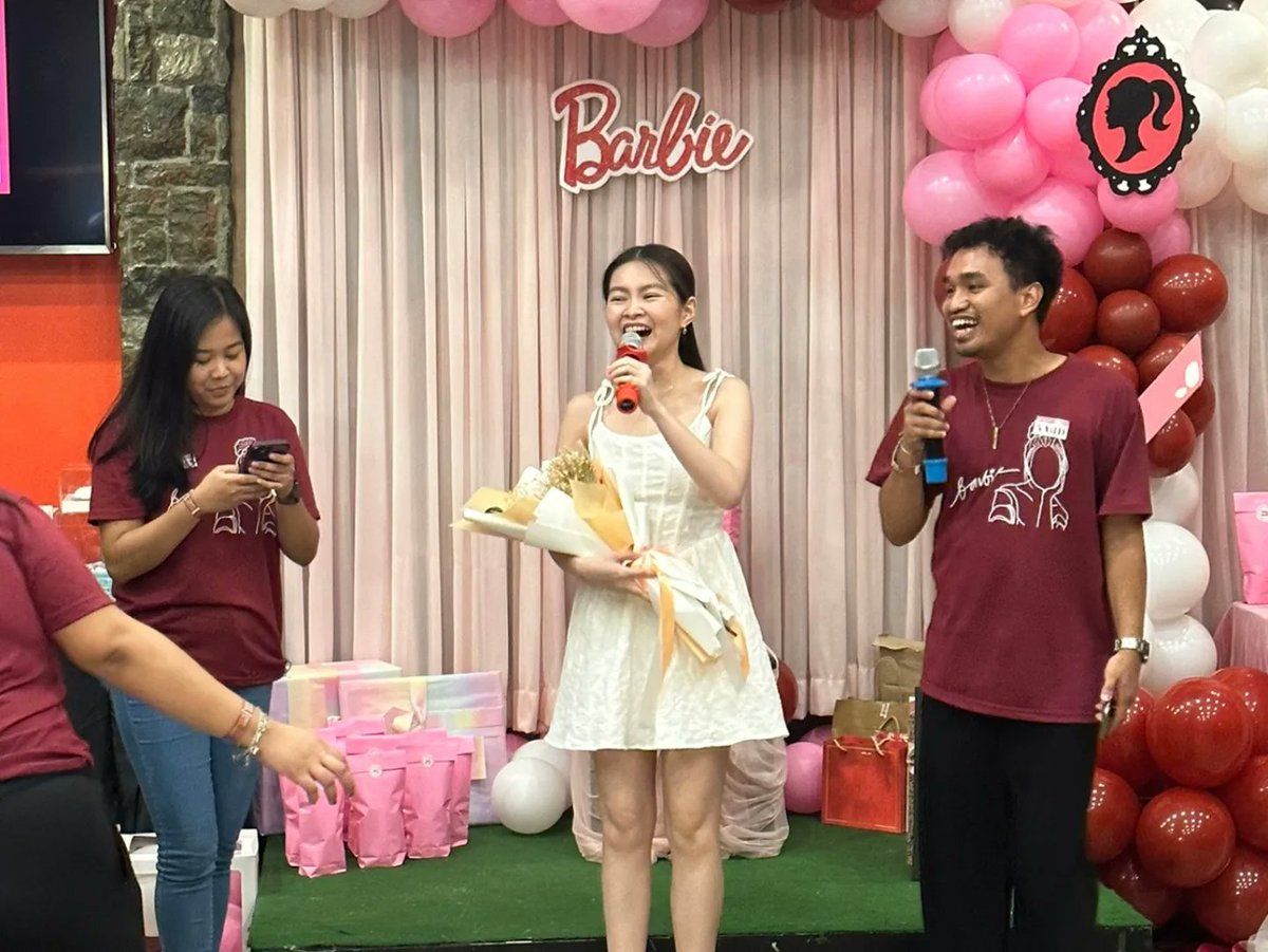 Sparkle_GMA's tweet photo. This Barbie is celebrating her birthday 💖

Barbie Forteza's fans all come together to organize a birthday bash like no other to celebrate the Kapuso Primetime Princess' special day  🥳🎂🎁

#BarbieForteza https://t.co/IcTEktWD6s