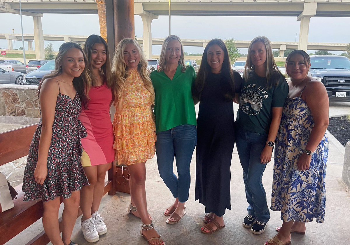 _misskkennedy's tweet photo. So excited that I get to work with these amazing ladies this year! 🩷@SEREbulldogs #bulldogs4kindness #SEREproud https://t.co/gS3BcBuFVo