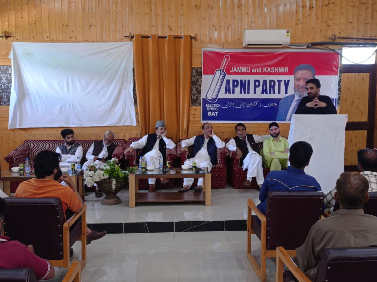sheikh_unis_'s tweet photo. Organised a convention of people of Old Town.Thankful 2 Chairman PAC M.Dilawar Mir sb ,Chief Spokesman Javid Baig sb &amp; DP Bla @Khursheed_khan7 sb for d support. It wouldn’t hv been pssble without Khursheed sb’s support. Get well soon Sir! @SMAltafBukhari @GHMir_ @Apnipartyonline https://t.co/3UzYz5LQ7H