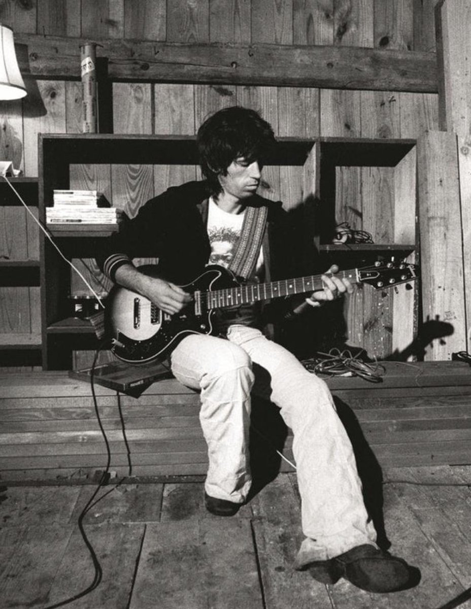 RollingStones's tweet photo. "I mean, give me a guitar, give me a piano, give me a broom and string, I wouldn't get bored anywhere."

📸: Keith Richards in NYC by Ken Regan
@officialKeef https://t.co/rGierHrubY