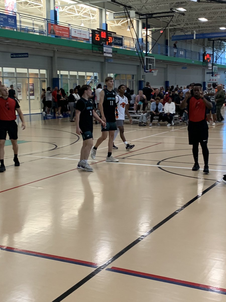 2025 Cameron Haim (<a href="/C_haim36/">Cameron Haim</a>) of <a href="/saberhoops/">Franklin Basketball</a> doing a good job of getting inside here in the 16u <a href="/Evo_Hoops/">Evolution Basketball</a> National Championship for <a href="/abcyounglions/">ABC Young Lions</a> 

✔️Gets his team into the offense and does a nice job sensing when his team is too high or low 

#EvolveWithUs