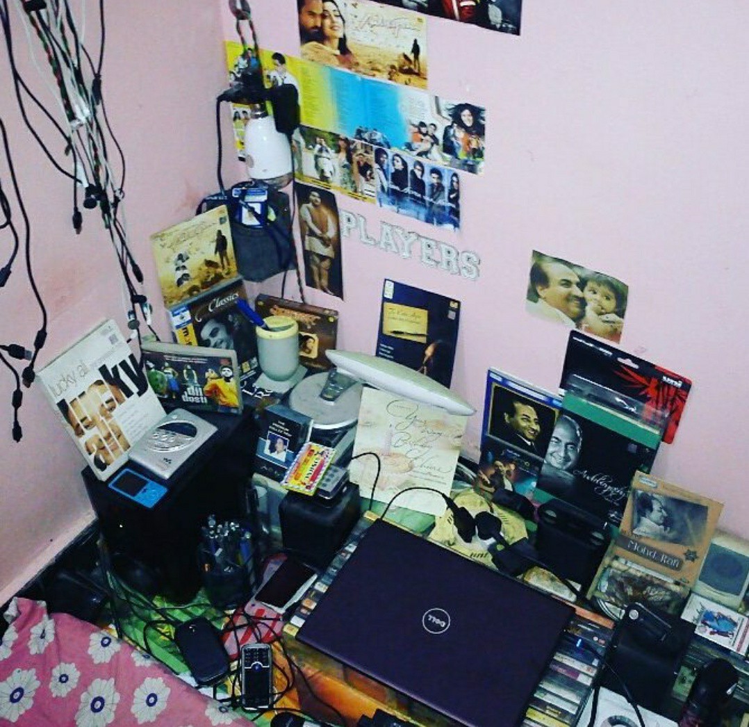 rafiology's tweet image. #RafiSahab हर जगह ❤️
अपना कमरा 
#EngineeringDays