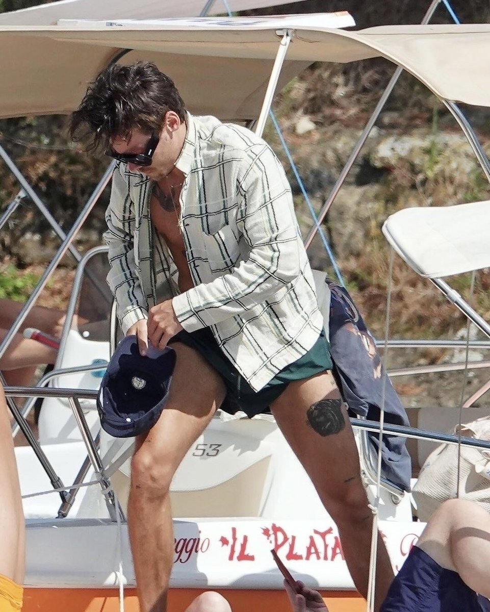 hstylescandid's tweet photo. Harry in Italy. https://t.co/YM5KCAeR9T