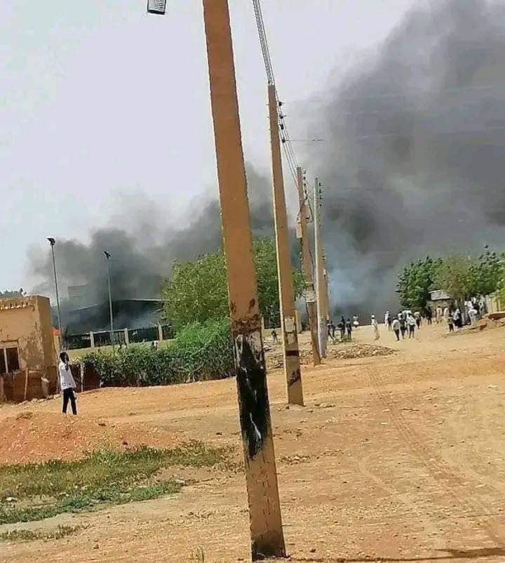 ⭕عاجل
اصيب قائد ميداني من عائلة دقلو بجروح خطيرة وتم نقله الى مستشفى البان جديد بالحاج يوسف شرق النيل ولم يتمكن الأطباء من إنقاذه وتوفي والآن تدور اشتباكات داخل المستشفى