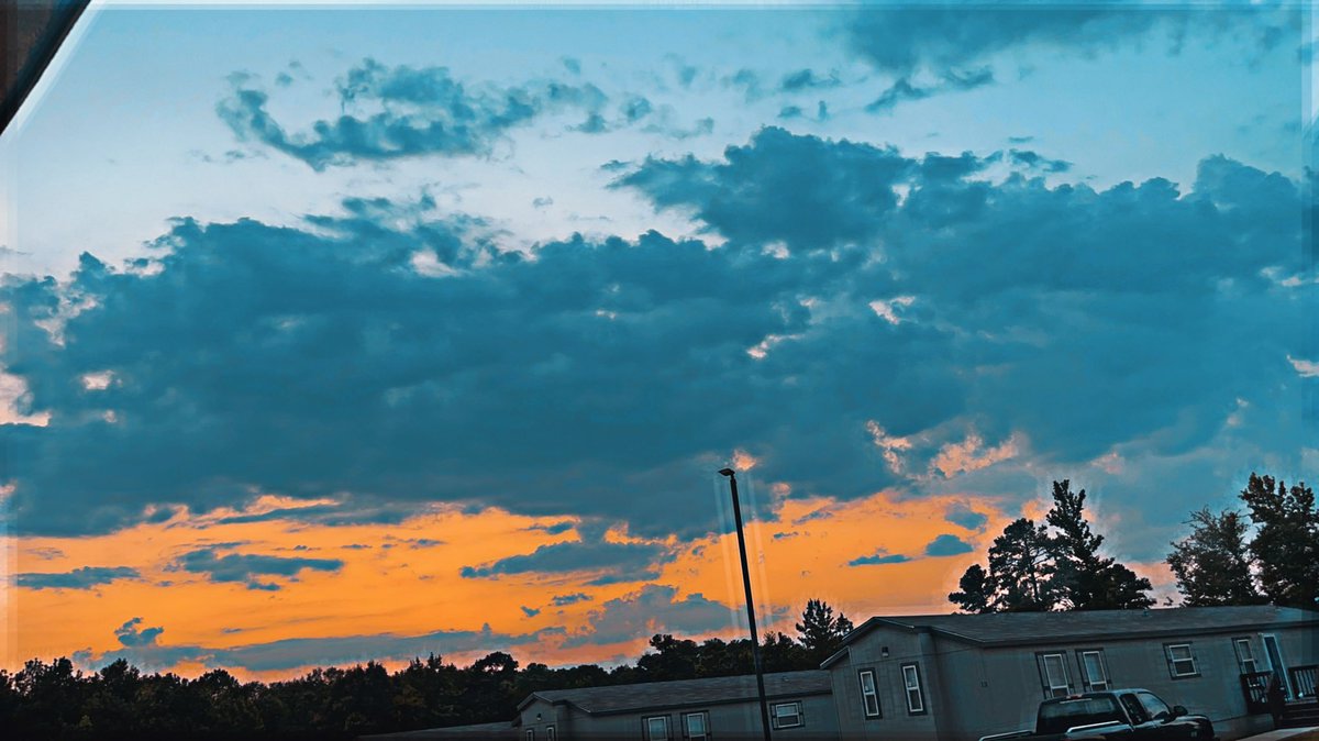 LukeMeister23's tweet photo. I’m obsessed with the sky nowadays. Just lookin for the signs #JesusIsComingSoon https://t.co/dTQ1OPOv1Y