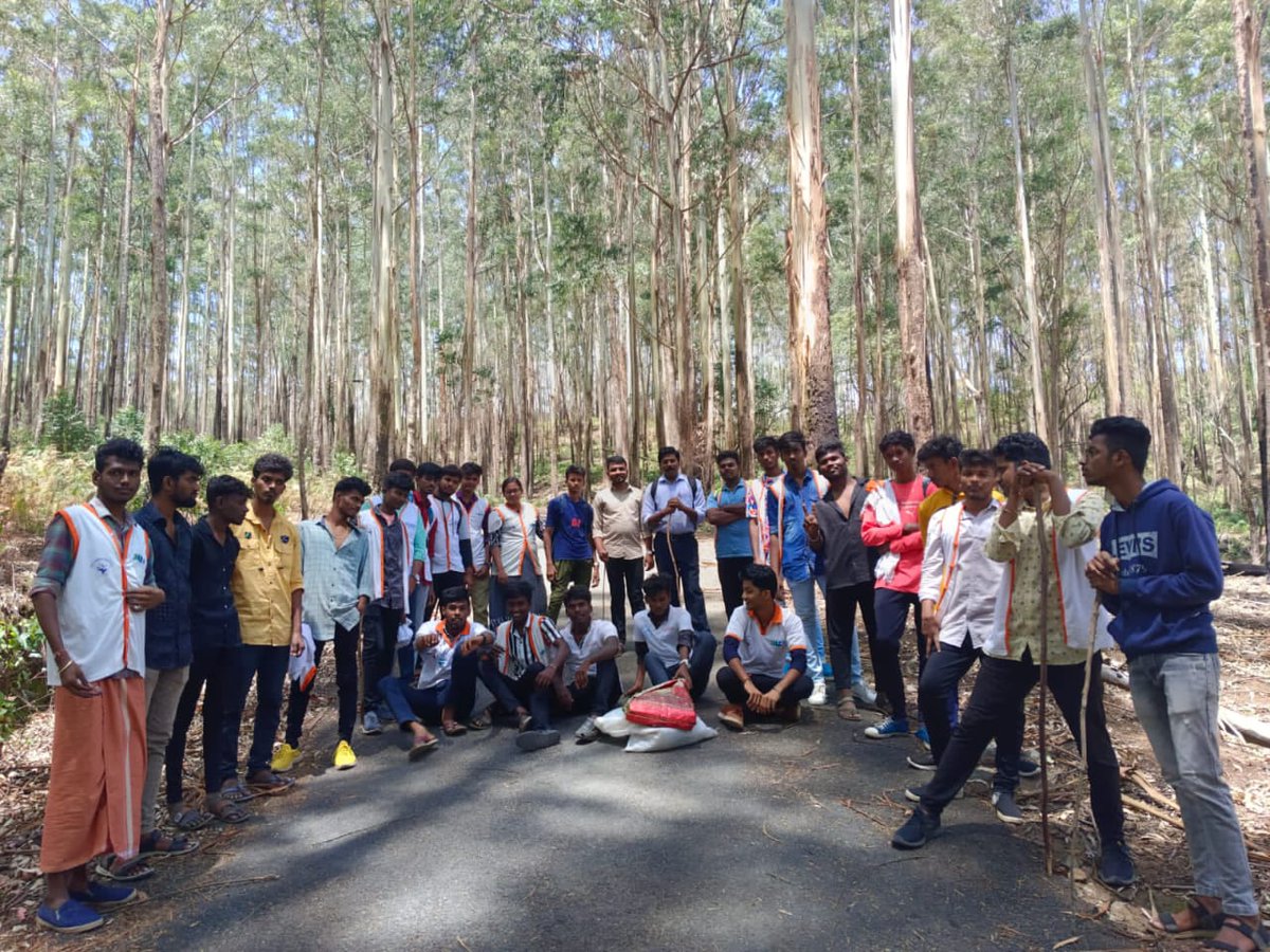 SFDIndiaOrg's tweet photo. Students For Development organised a nature walk in Kodaikanal Hill Palni district South tamilnadu in the presence of mayur javheri national co Convener of SFD. Karykrtas also throw 2000 seed balls in the hills &amp; make a cleanniness drive.
#sfdindia #BeatPlasticPollution #nature https://t.co/wUM3kBhRiu