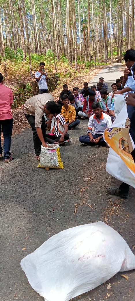 SFDIndiaOrg's tweet photo. Students For Development organised a nature walk in Kodaikanal Hill Palni district South tamilnadu in the presence of mayur javheri national co Convener of SFD. Karykrtas also throw 2000 seed balls in the hills &amp; make a cleanniness drive.
#sfdindia #BeatPlasticPollution #nature https://t.co/wUM3kBhRiu