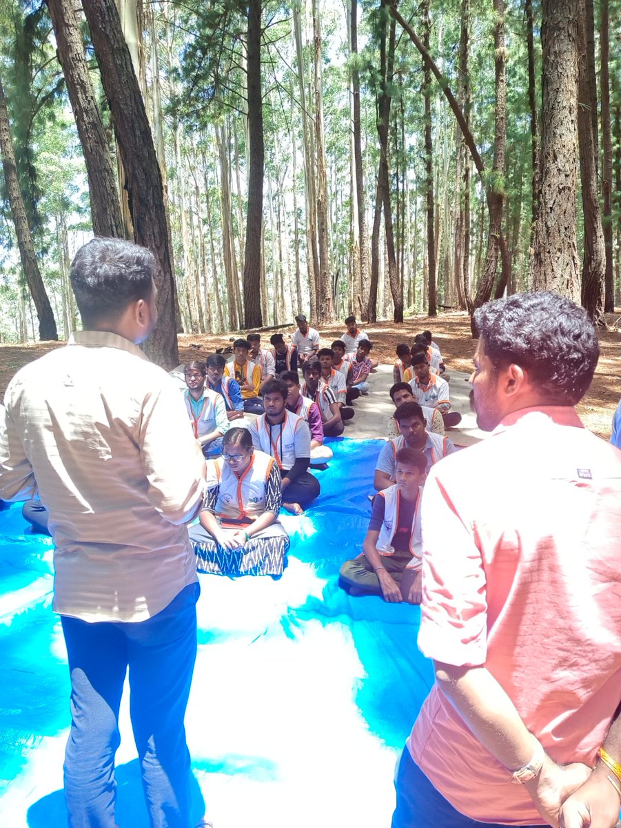 SFDIndiaOrg's tweet photo. Students For Development organised a nature walk in Kodaikanal Hill Palni district South tamilnadu in the presence of mayur javheri national co Convener of SFD. Karykrtas also throw 2000 seed balls in the hills &amp; make a cleanniness drive.
#sfdindia #BeatPlasticPollution #nature https://t.co/wUM3kBhRiu