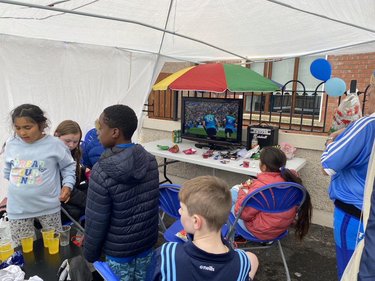 Despite the rain the @Fingalcoco @EVENTSinFingal #PlayfulStreet here in Fortlawn is going ahead.While the more athletic among us fly around it’s a chance to catch the #match.