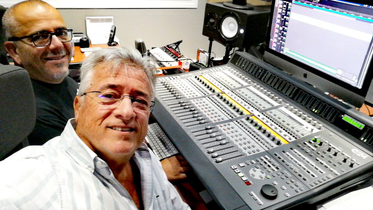 herradormanuel's tweet photo. Si el cliente es buena gente, mantiene el circuito profesional publicitario, es agradecido y, además, buen amigo, entonces, los de la cadena de producción trabajamos encantados un domingo por la mañana... 
¡Y cuando haga falta!
@gustoporelvino
@arteriafilms https://t.co/wg1KO5Xahb