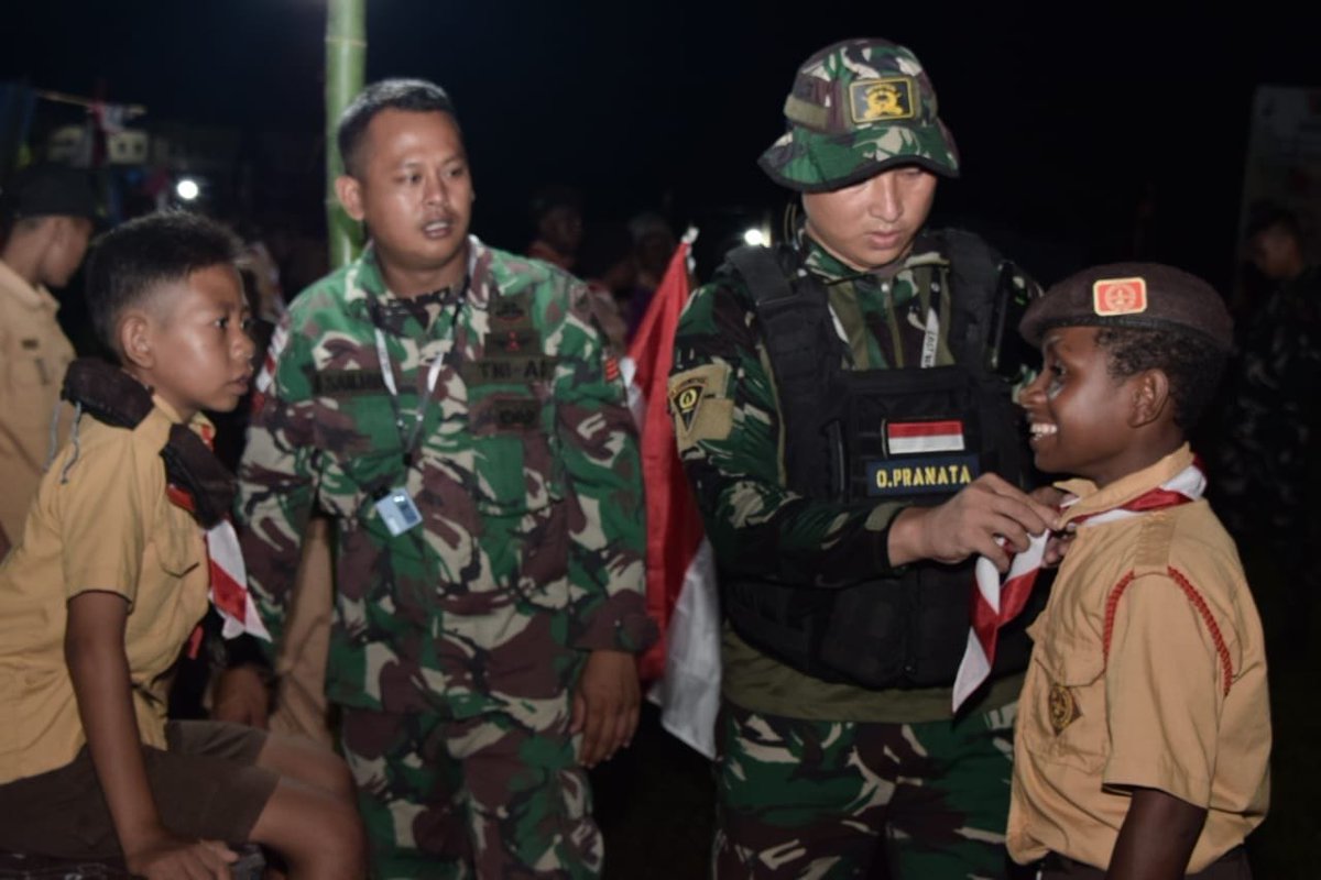 Puspen_TNI's tweet photo. Menumbuhkan kreativitas anak-anak di perbatasan, Satgas Yonif 122/TS berikan pembinaan melalui kegiatan Pramuka bagi siswa-siswi  SMP Negeri 6 Arso.

👉 https://t.co/I1p45fPwr5

#tnipatriotnkri
#nkrihargamati
#tnikuatrakyatbermartabat https://t.co/zFpmRvhXqP