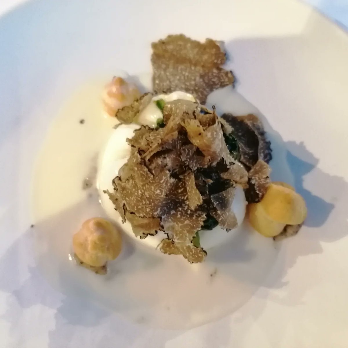 Uovo pochè con pecorino, tartufo e spinacini. Passo dopo Passo Osteria.