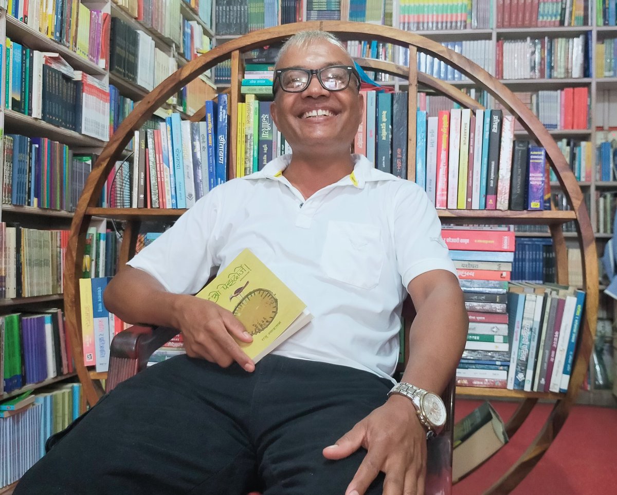 आदरणीय तेज कार्कीले `ओ पेङ्दोर्जे´को चर्चा सुन्नुभएछ ।
राजु स्याङ्तानको कविता पढ्न मन लाग्यो भनेपछि हामीले उहाँलाई यो पुस्तक उपलब्ध गरायौँ ।