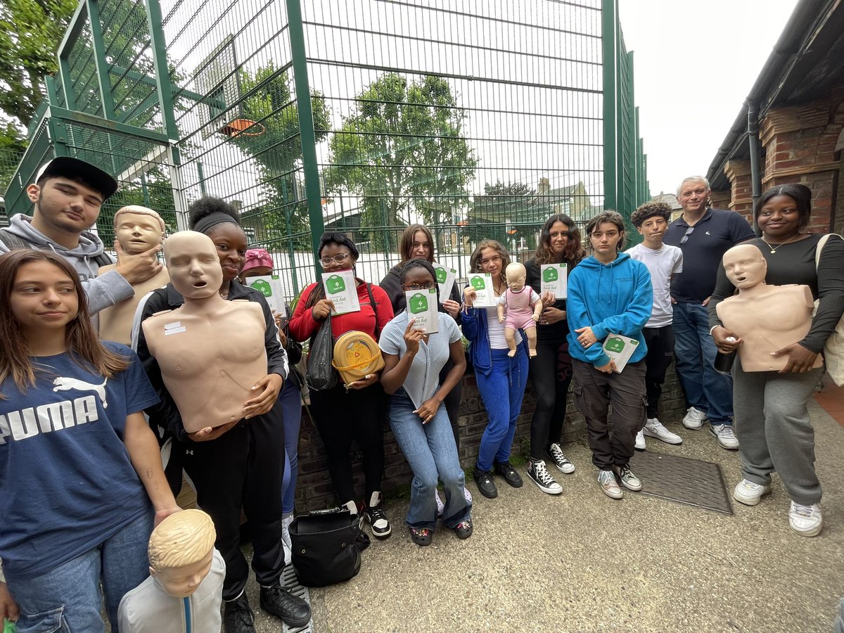 WHYCNunhead's tweet photo. 12 newly qualified #FirstAiders at your service today #Nunhead A fab training course from Mark #SafeTraining2U sponsored by #CVC #RDAS @LondonYouth #YoungVolunteers #youthwork https://t.co/jgiYFMymiK