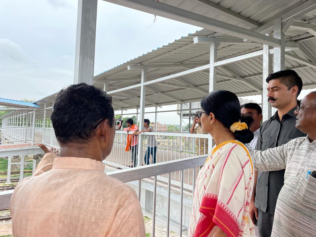 AnupriyaSPatel's tweet photo. आज चुनार रेलवे स्टेशन पर नवनिर्मित फुट ओवर ब्रिज का स्थलीय निरीक्षण किया । https://t.co/FXvVF7DQ4i