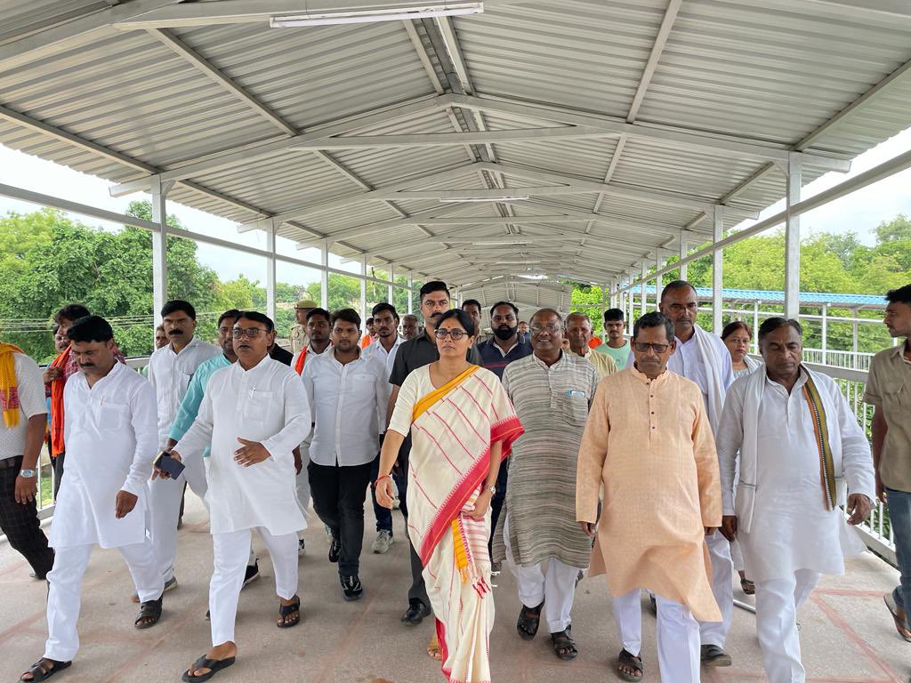 AnupriyaSPatel's tweet photo. आज चुनार रेलवे स्टेशन पर नवनिर्मित फुट ओवर ब्रिज का स्थलीय निरीक्षण किया । https://t.co/FXvVF7DQ4i
