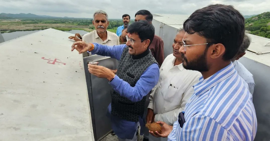 "નવા નીરના વધામણા"

ખેરાલુ વિધાનસભા વિસ્તારમાં આવેલ અને ઉત્તર ગુજરાતની જીવાદોરી સમાન "સાબરમતી નદી" સ્થિત ધરોઇ ડેમમાં પાણી ભરાતાં તંત્ર દ્વારા 3.5 ફૂટ ગેટ ખોલવાનો નિર્ણય લેવામાં આવ્યો તેમજ ૪૬૦૦ ક્યુસેક પાણી છોડાવામાં આવ્યું. 

આ પ્રસંગે વિસ્તારના કાર્યકર્તાઓ, આગેવાનોની ઉપસ્થિતીમાં