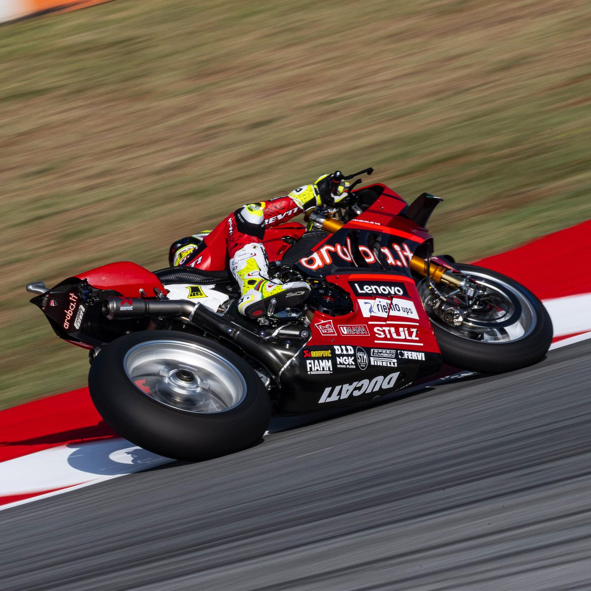 Akrapovič tweet media