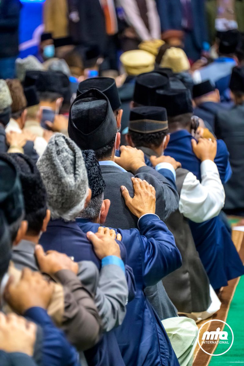 A human chain like no other, connecting man to God at the hands of our beloved Huzoor (aba). 

#JalsaConnect