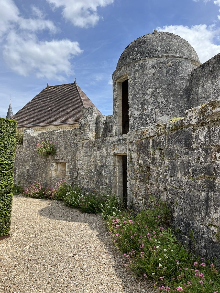 CathyHache's tweet photo. @cathbertrand5 Château de Bourdeilles !! https://t.co/3qsruNDhZH