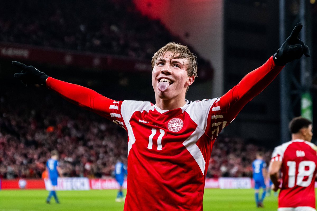 TimelineCR7's tweet photo. ❗

Manchester United's new signing Rasmus Højlund:

"My idol is Ronaldo. My father introduced me to him in United and I followed him to Real Madrid. I just like his mentality and love that he's so eager to score goals. He's so passionate about wanting to be the best." https://t.co/4FP5RXidW7