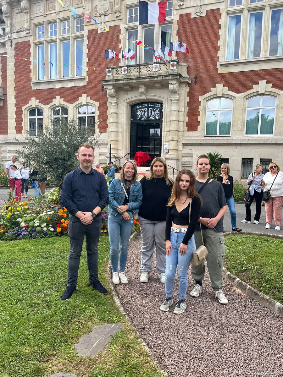 michael_france2's tweet photo. La RNJ 08 ainsi que le RN 08 était présent à la 251e fête de la St Anne
#RNJ #RN #MarineLePen #JordanBardella #RNJ08 #RN08 #Ardennes https://t.co/yQeIprbmgV