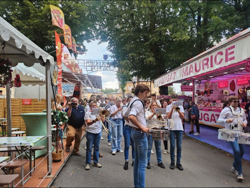 michael_france2's tweet photo. La RNJ 08 ainsi que le RN 08 était présent à la 251e fête de la St Anne
#RNJ #RN #MarineLePen #JordanBardella #RNJ08 #RN08 #Ardennes https://t.co/yQeIprbmgV