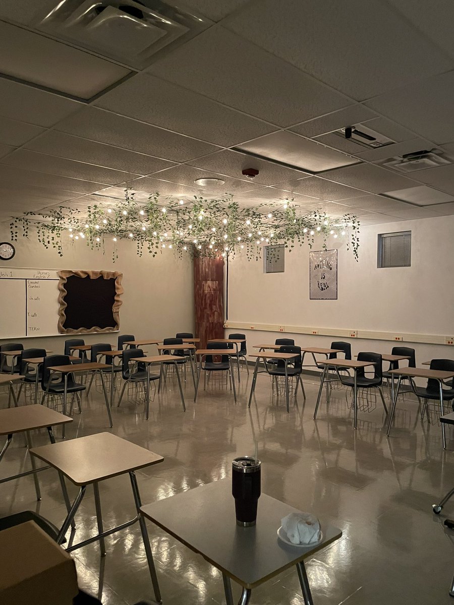 LoriGomez_PHHS's tweet photo. Mr. Delgadillo’s classroom atmosphere will make it fun and easy to “Be A Storyteller” @PHills_HS 💚💚 #chargingstation #BeAStoryteller https://t.co/omKd0pe0AW