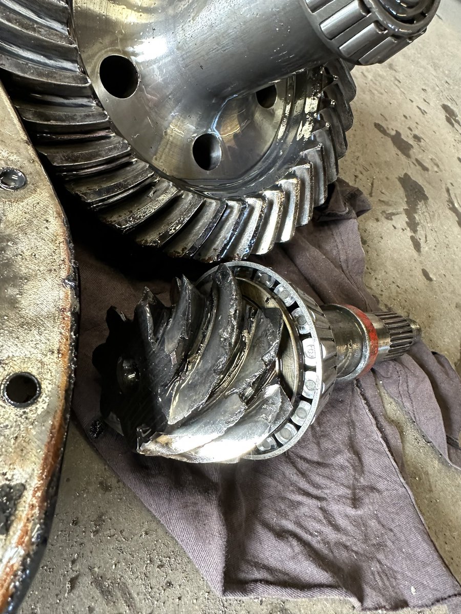 CaseyPhiloEngo's tweet photo. Good find in the workshop today diff been noisy in tarmac car that looks like lap one of the semi to me 😬 https://t.co/Ynywtck85L