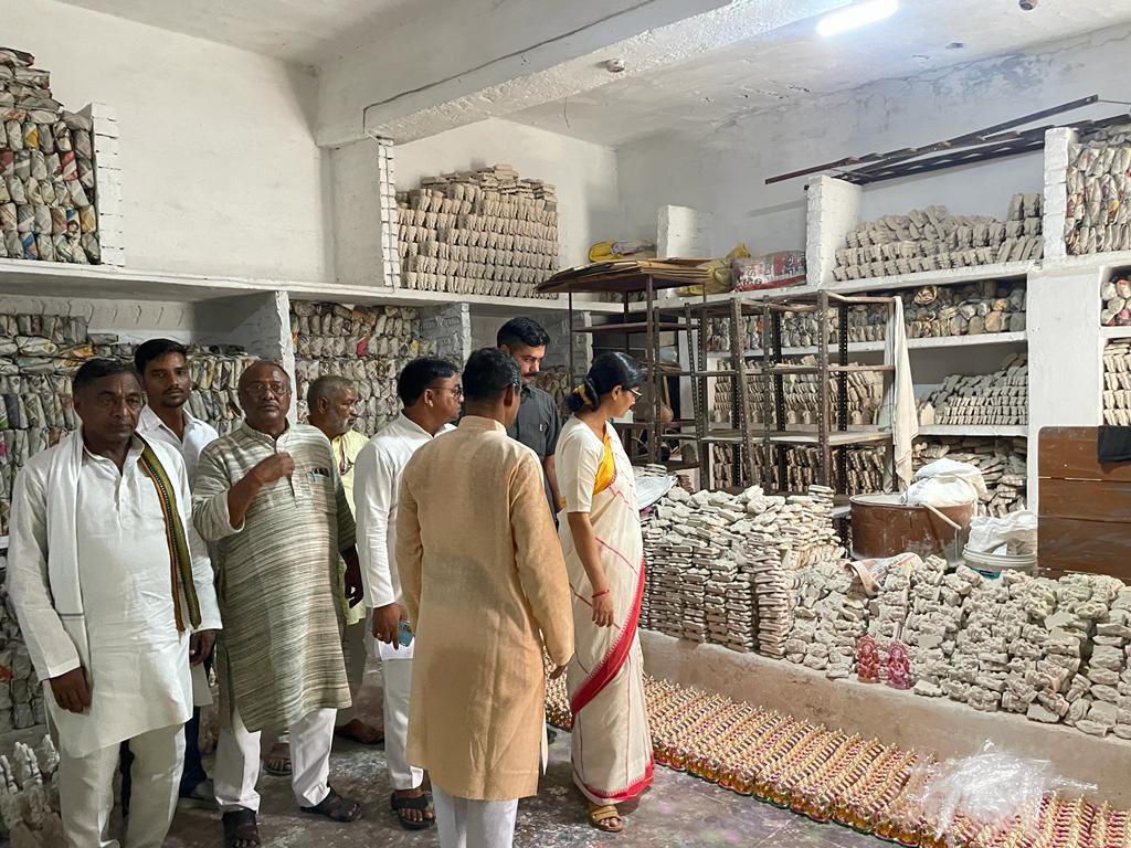 AnupriyaSPatel's tweet photo. आज राजकीय चीनी पात्र विकास केंद्र, चुनार स्थित पाटरी उद्योंगों का स्थलीय निरीक्षण किया। https://t.co/nUXQongHme