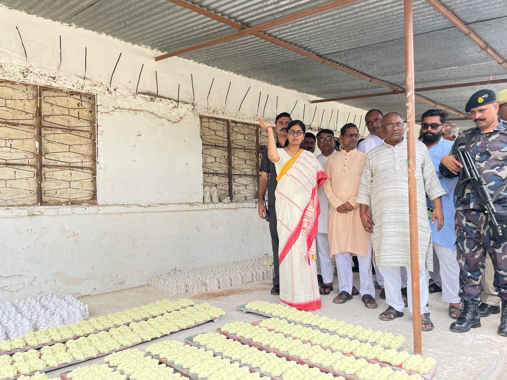 AnupriyaSPatel's tweet photo. आज राजकीय चीनी पात्र विकास केंद्र, चुनार स्थित पाटरी उद्योंगों का स्थलीय निरीक्षण किया। https://t.co/nUXQongHme