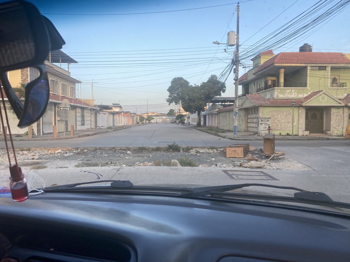 pauarmendariz_'s tweet photo. Sr. alcalde @aquilesalvarez Cdla. Los esteros/Amarilis Fuentes en toda la principal, vamos para el año y seguimos con la calle sin arreglar. La gente optó por colocar armarios como señal para que la gente no caiga en el hueco por lo que consecutivamente existían accidentes. #RT https://t.co/VNoAv0TBaw